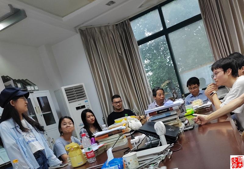 同学们进行自我介绍并选举班干部 同学们进行自我介绍并选举班干部
