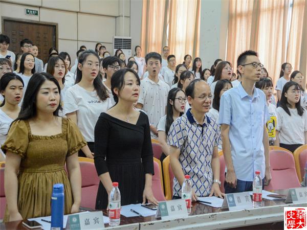 全体师生合唱《我和我的祖国》 全体师生合唱《我和我的祖国》